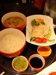 チキンライス
ChatterBoxの高級チキンライス（S＄２２）

チキンライスは通常S＄３〜S＄５